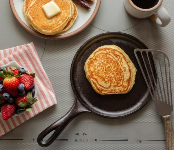 Lodge Seasoned Cast Iron 5 Piece Bundle. 10.5" Griddle, 8" Skillet, 10.25" Skillet, 10.25" Dutch Oven, and 10.25" Lid,Black - Image 5