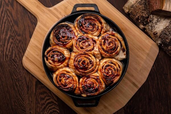 ooni Cast Iron Skillet Pan - 9" Round Cast Iron Skillet with Removable Handle and Bamboo Trivet, Cast Iron Frying Pan, Pre-Seasoned Non-Stick Oven Safe Cookware, Pizza Oven and BBQ Accessories - Image 5